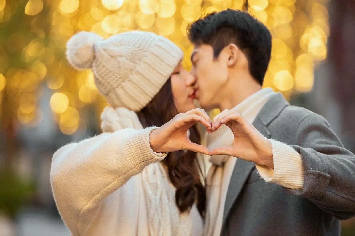 十二星座双子爱你的表现,十二星座双子座和谁最适合当恋人