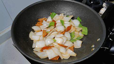 洋葱和鸡蛋怎么炒好吃加什么调料,洋葱炒鸡蛋百吃不厌味道好极了