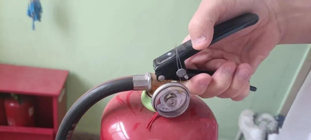 正确掌握灭火器的使用方法图解,灭火器的正确使用方法四步口诀