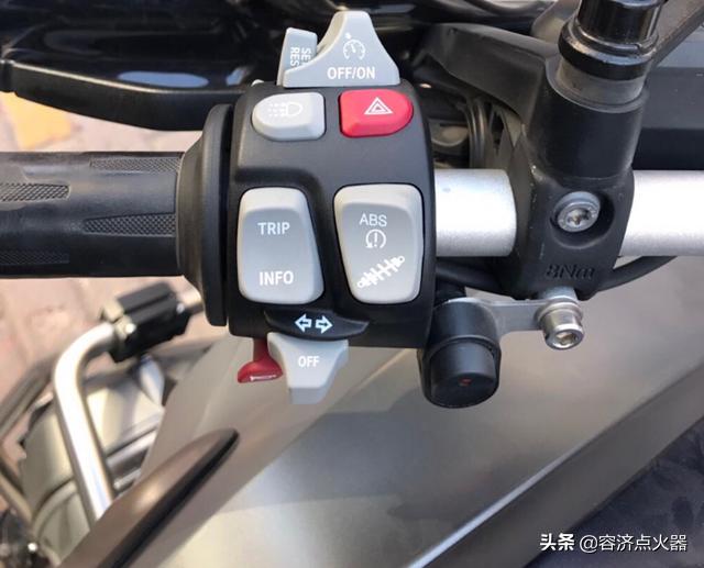 摩托车跑的太快了捏离合器,摩托车骑行中油门怎么调