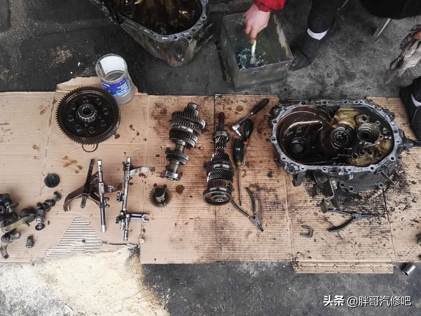 变速箱拆解全部过程,一个垫片搞定手动变速箱异响