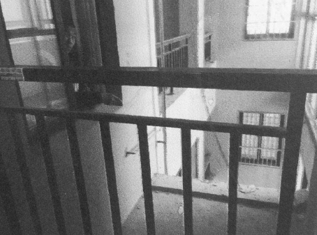 15岁少年强奸7岁女童后推下25楼其父：孩子我不管