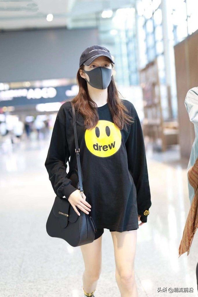 关晓彤衣品直线大衣洞洞裤,关晓彤最近衣品