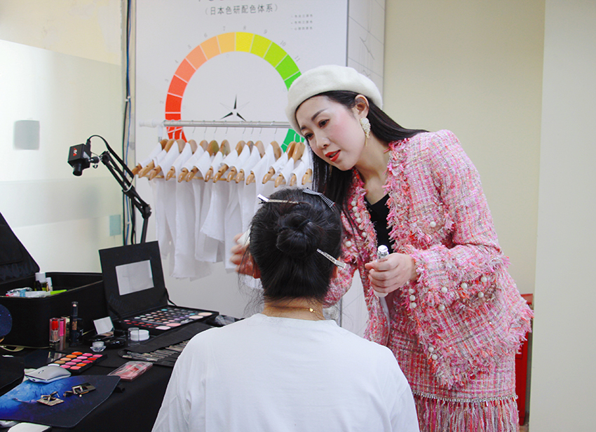 花木色彩和服装搭配,服装色彩搭配方法