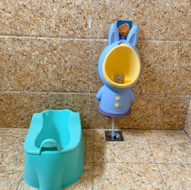 给大孩子穿纸尿裤如厕训练重要性,怎么教让宝宝自己学会穿纸尿裤