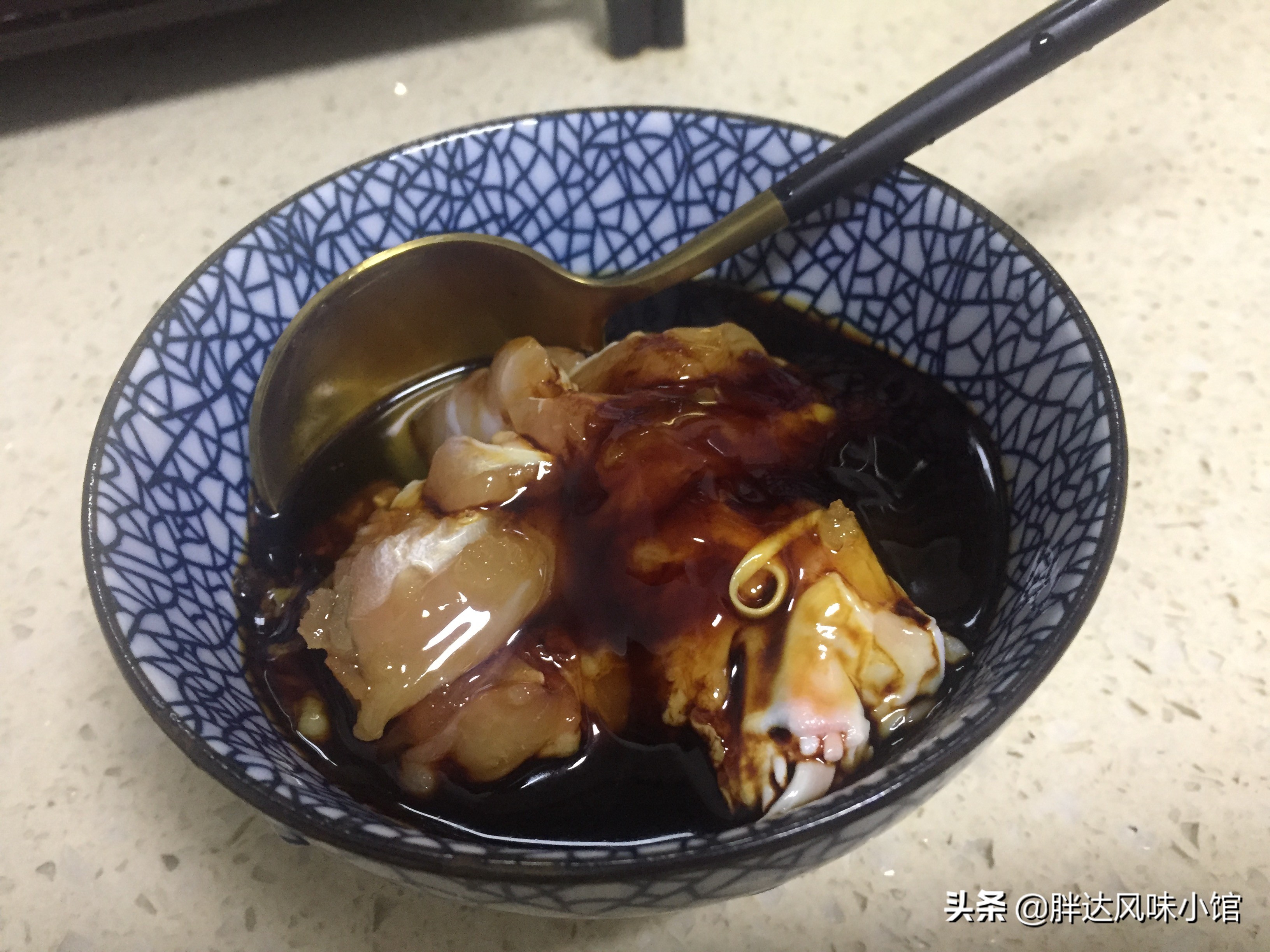 鸡肉只能炖汤喝？这样做好吃到一碗接一碗，香菇腊肠焖鸡饭