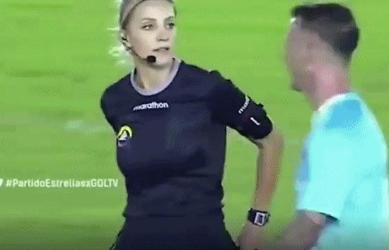 当女裁判出现在足球场上,当足球女裁判