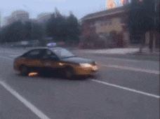 搞笑gif开心一刻不按常理出牌,搞笑gif趣图哥们别拍马屁很危险的