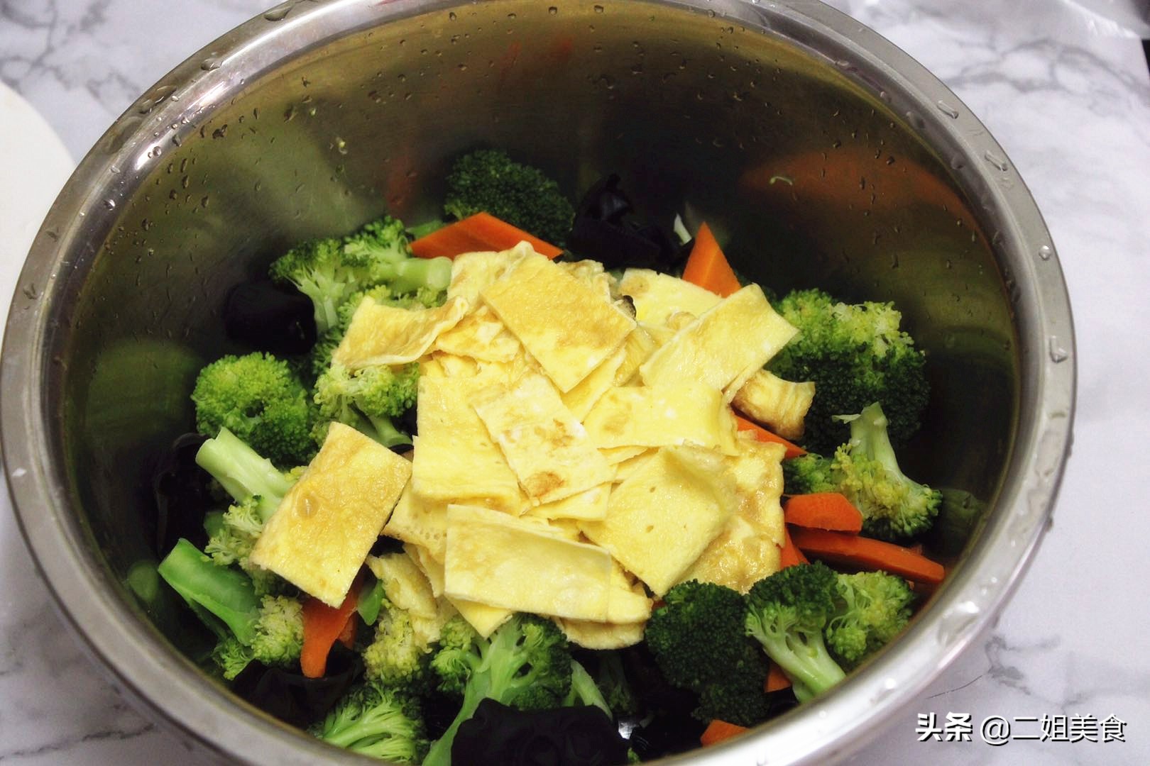 西兰花炒虾仁西兰花用不用焯水,凉拌西兰花怎么保持绿色