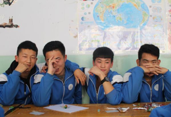 年轻女老师训话00后学生,年轻女教师训00后学生