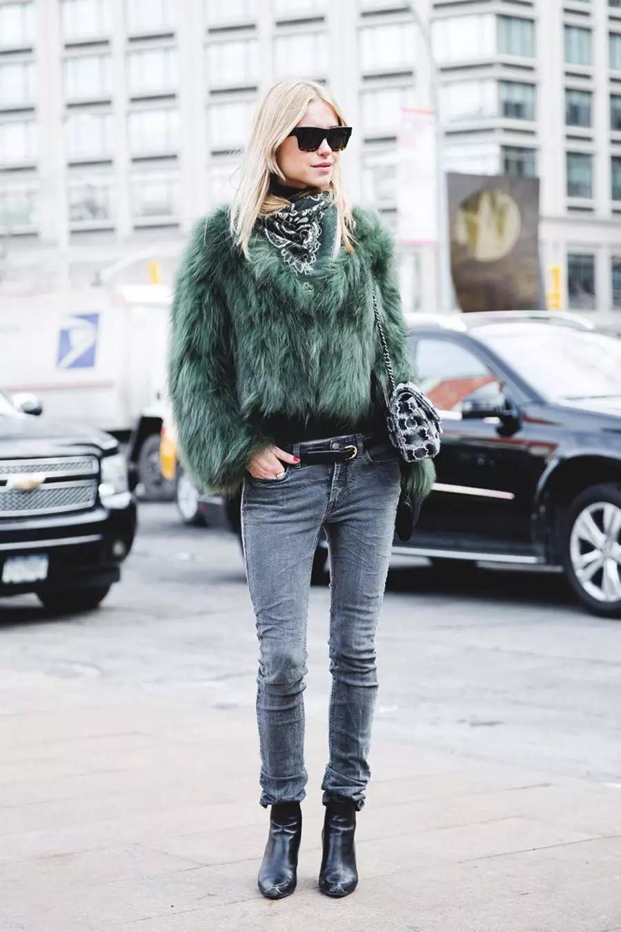 同事穿了一件新的大衣,皮草怎么穿不胖中长款