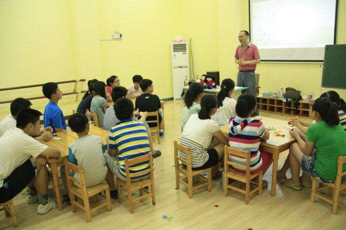 巴西舞蹈家进行“艺术”表演,一位母亲行为引众怒,性教育不可少