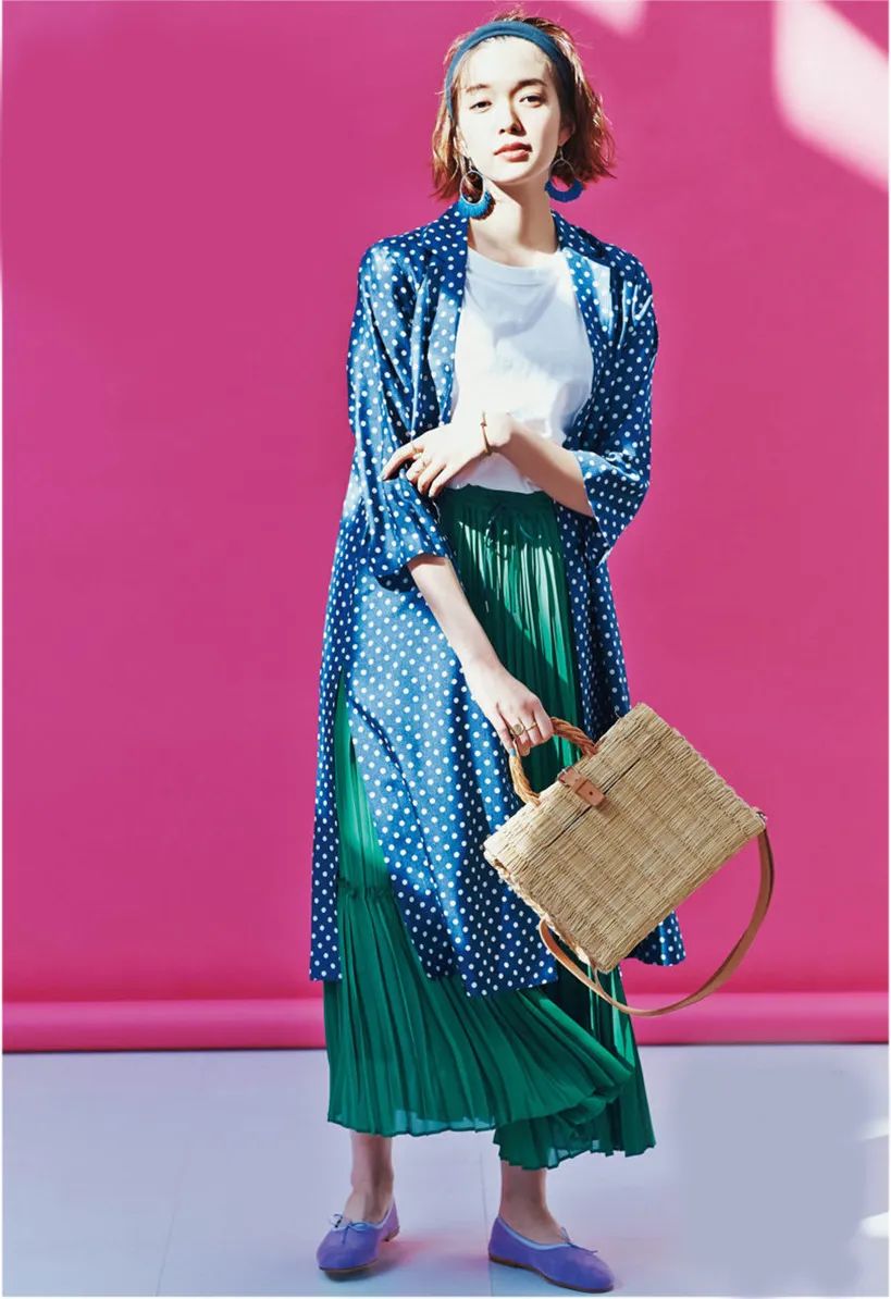 一条花裙怎么开启浪漫春天,用一条花裙子开启浪漫春天