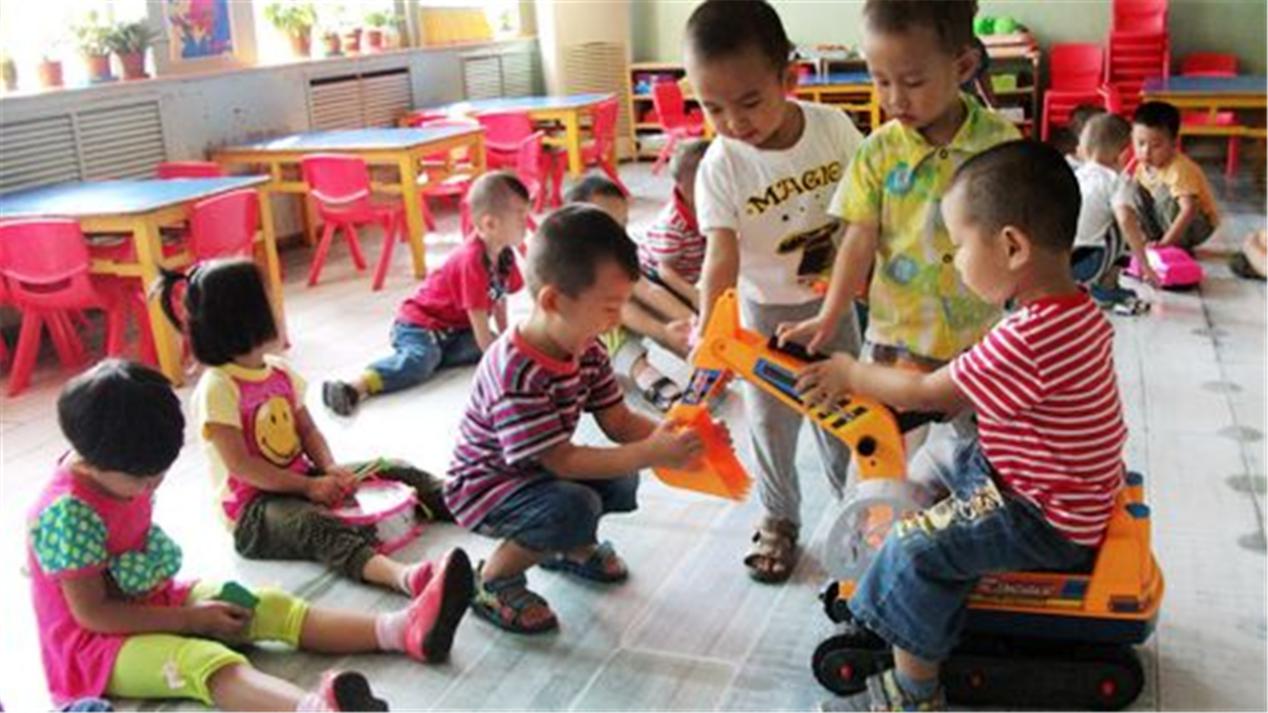 幼儿园“新型攀比”成风,家长苦不堪言,孩子也受到波及