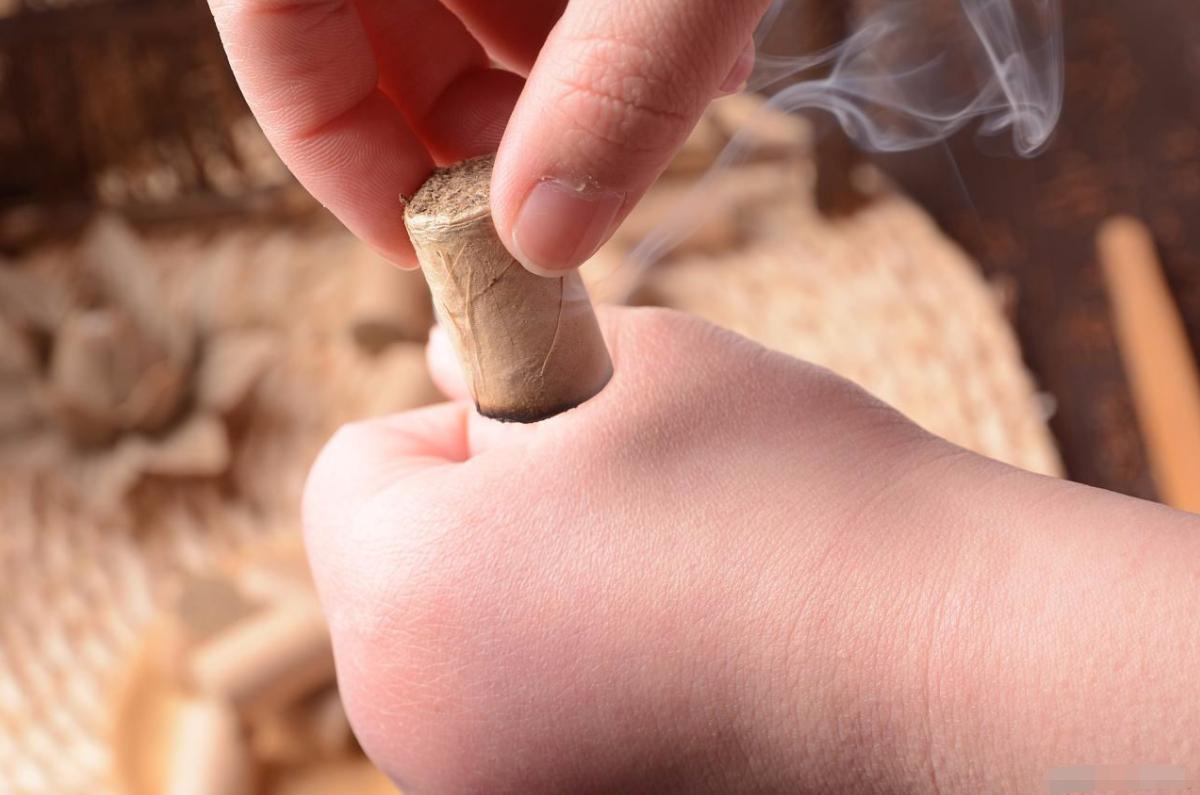 艾灸涌泉穴引火下行的正确方法,艾灸上火如何引火下行