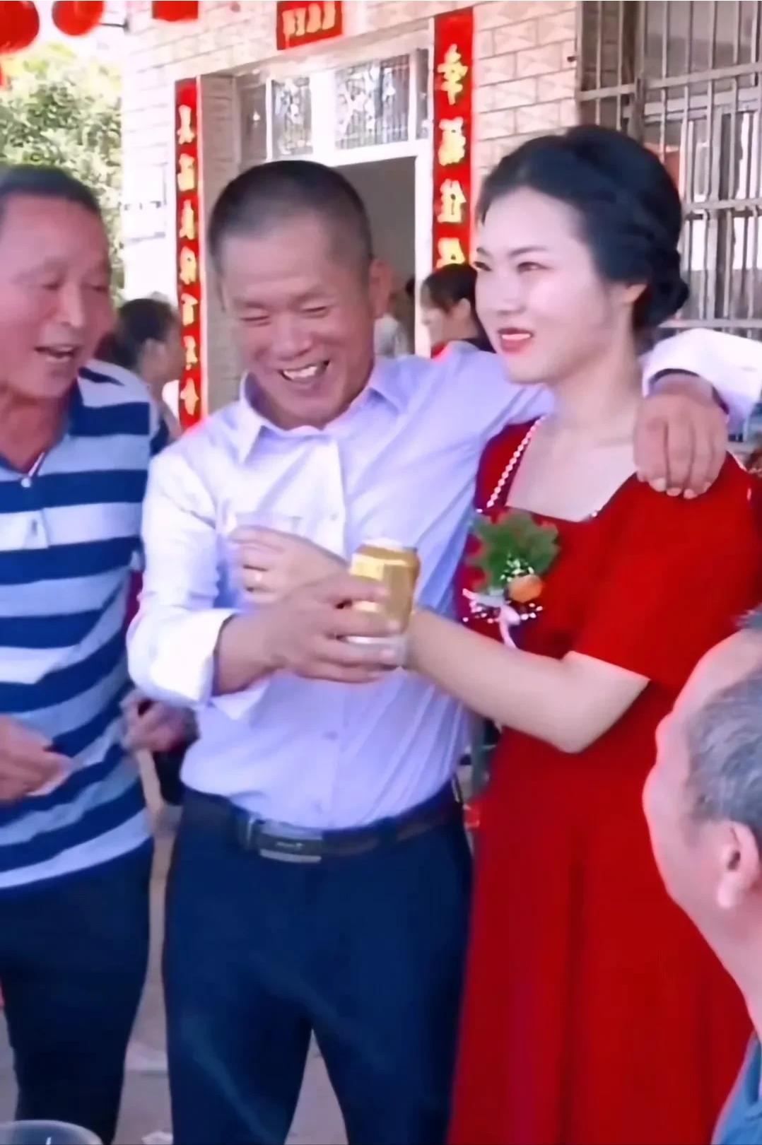 汉中婚礼风俗公公背新娘,汉中结婚公公背儿媳敬酒