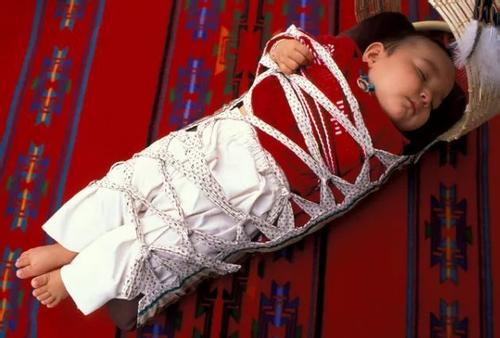 刚出生的小孩腿怎么伸不直,新生儿需要把腿捆上吗