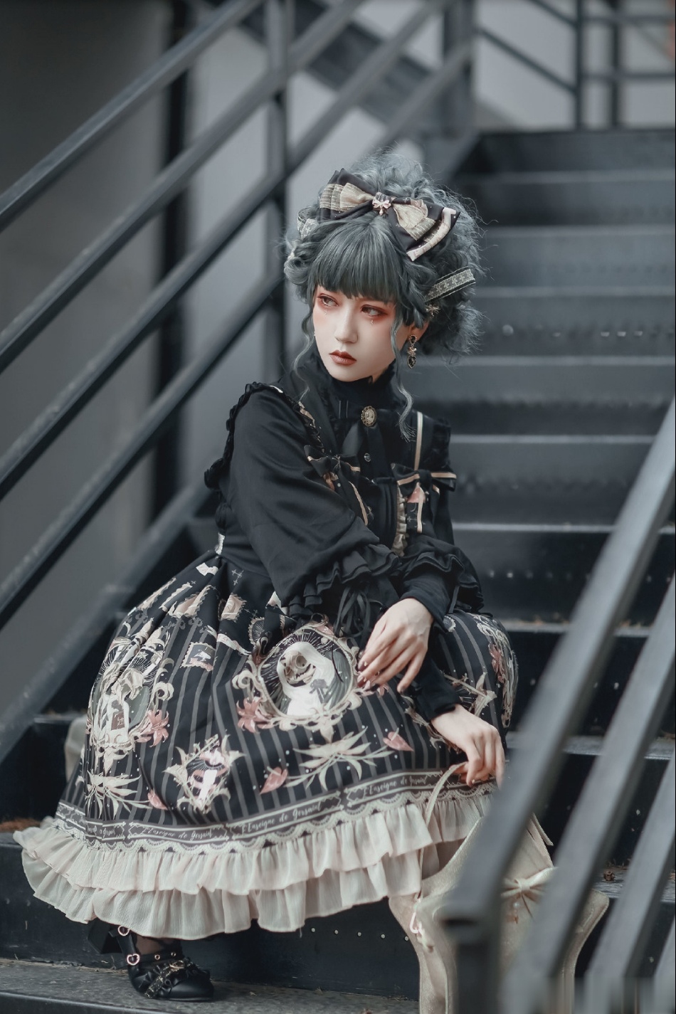 华尔笔下的堕天使,灰蓝盘发哥特lo娘,厌世妆容黑暗而优雅