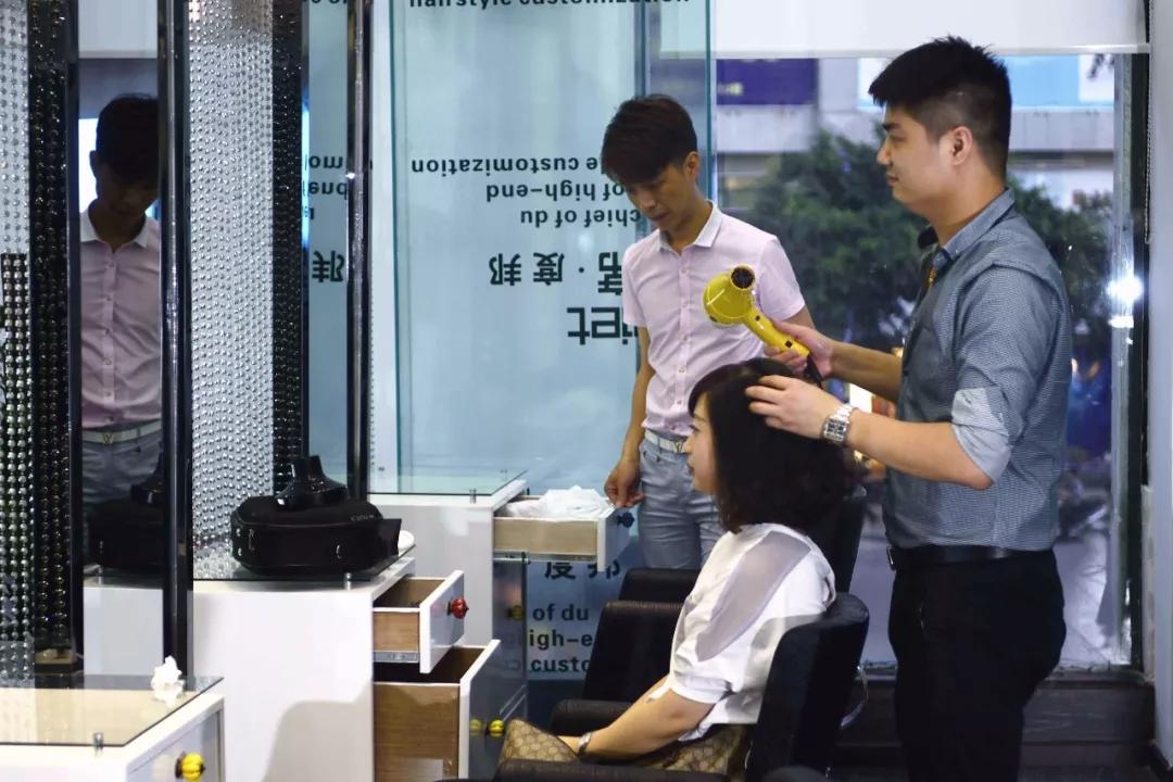 美发店吸引顾客营销方式,美发店锁住顾客的方法