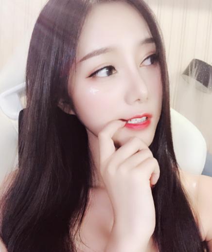 为求能在明年顺一年，土豪来到熊猫直播狂打赏这位女主播！