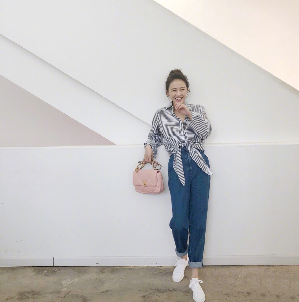 马思纯丸子头白衬衣,马思纯看秀穿搭