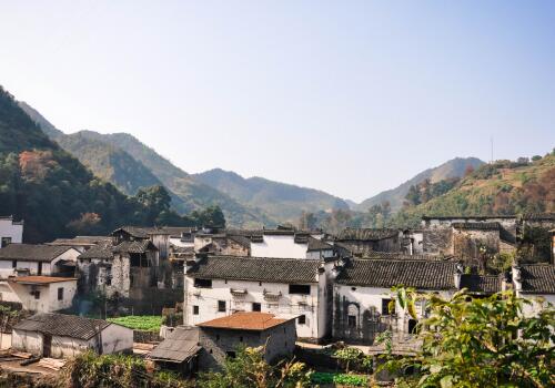 户口迁出后在老宅基地建房可以吗,户口在本地没有土地怎么申请建房