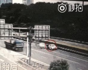 高速上爆胎怎么稳住车,在高速上爆胎应该怎么处理