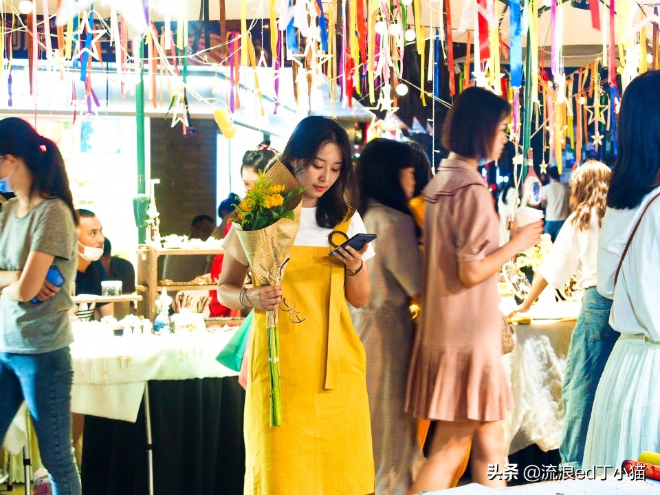 成都春熙路开黑集市,成都春熙路人山人海实拍