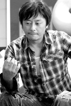 王杰被毒哑事件自导自演,歌手王杰被什么人毒哑的