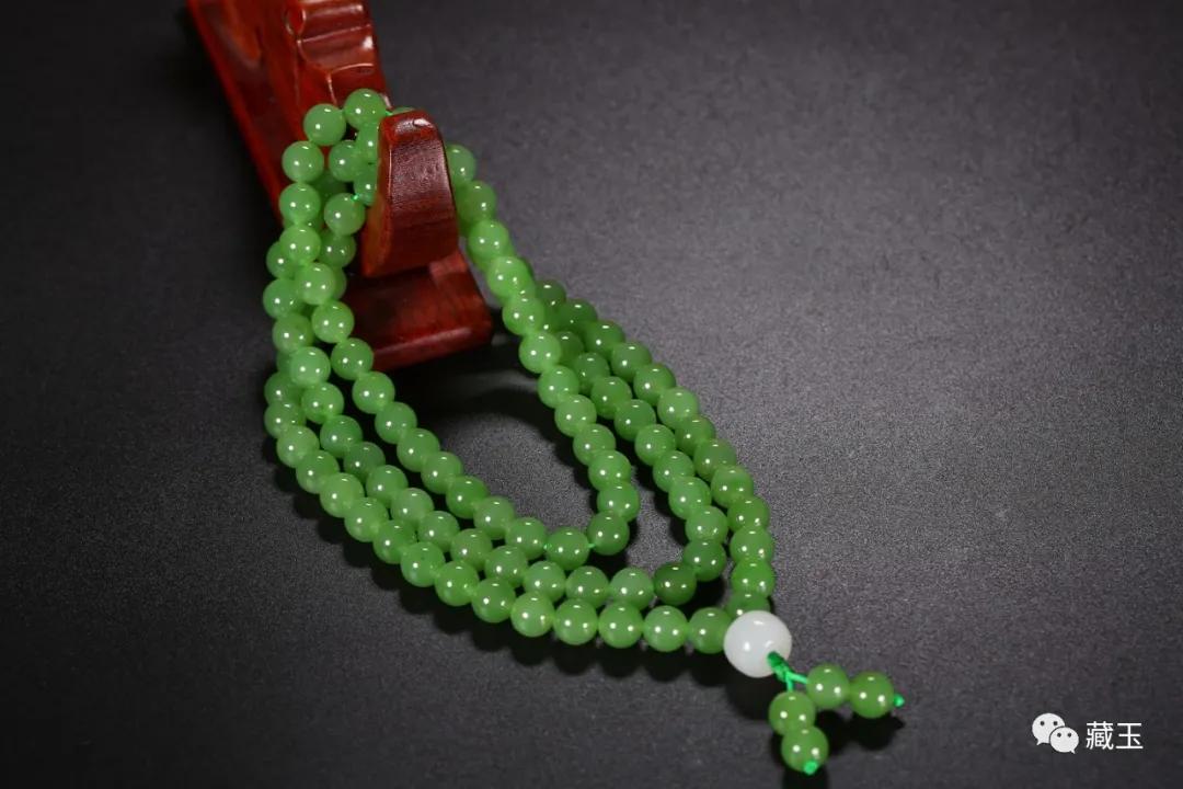 十种颜色的和田玉手串,翡翠手串和和田玉手串哪个好