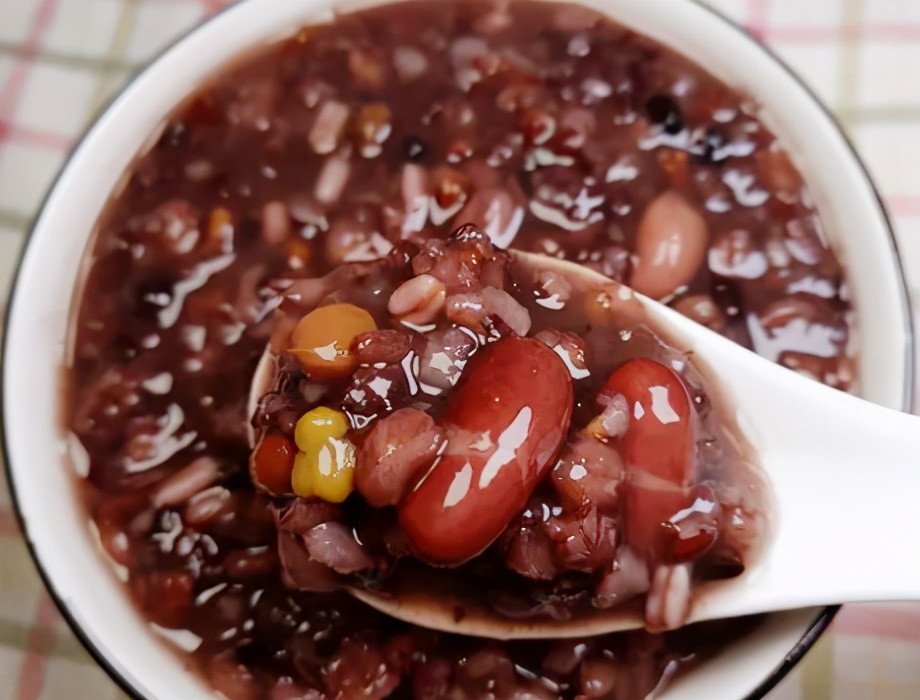 坚持吃五谷粥祛湿养胃,清除湿热的五谷杂粮粥