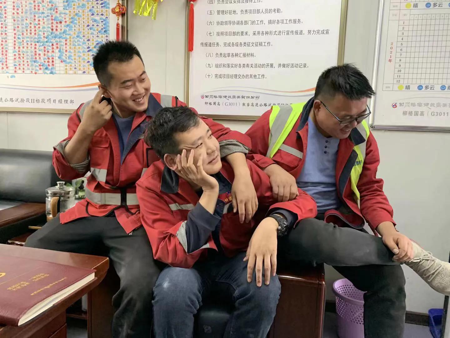 阿尔金山上的“路桥”人