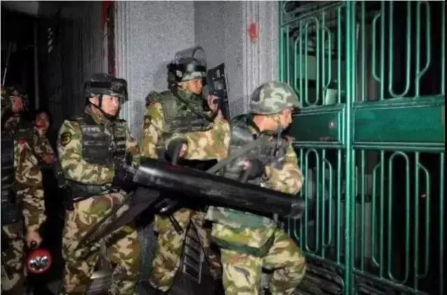 「看点」村支书竟是“*毒冰**教父”！4000警力开进他的地下王国！