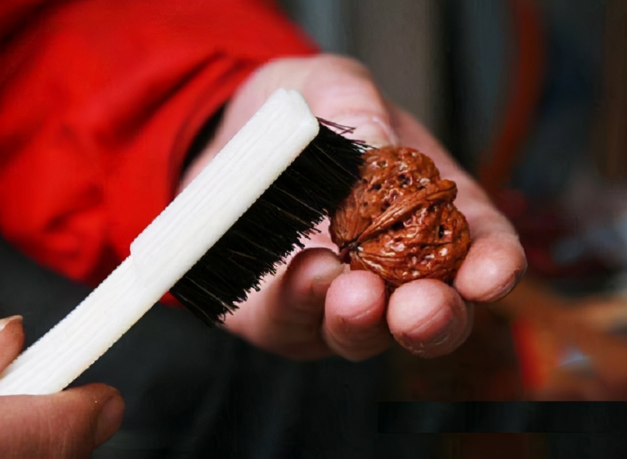 刚买的新文玩核桃要不要上油,文玩核桃盘刷时需要上油吗