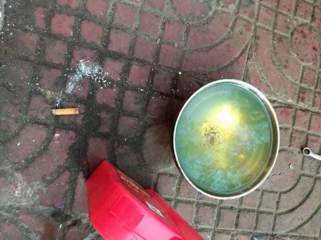 一辆100骑式摩托车，加汽油后车辆会熄火，排气管冒蓝烟