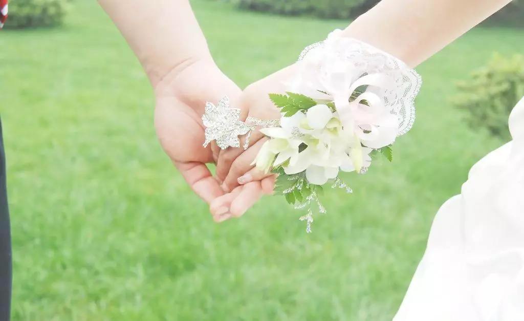 面对配偶出轨，到底该怎么办？是忍还是闹