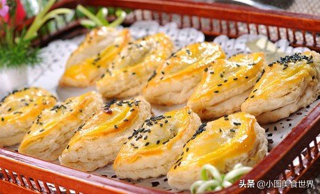 榴莲酥做好后层次分明、异常松化，刚出炉就被家里的小孩分完了