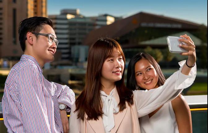 阿德莱德留学优缺点,为什么留学澳大利亚这么热