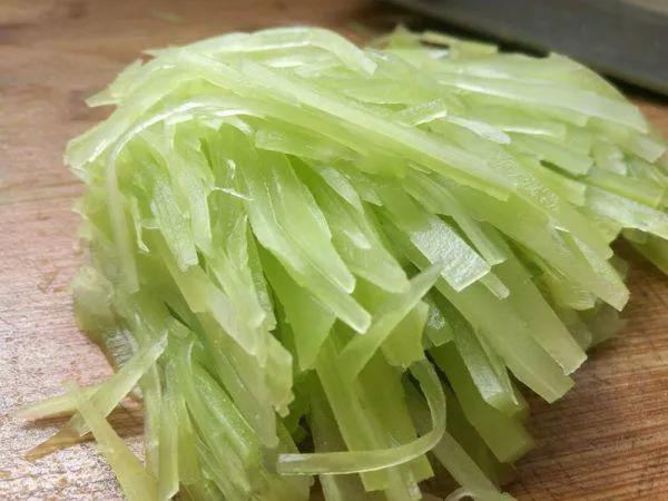 莴笋是焯水好还是直接炒,莴笋不要焯水和直接炒了教你一招