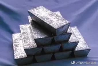 戴银镯手脖发黑了,戴银镯发黑是什么原因