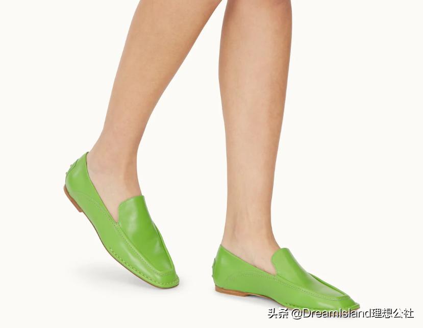 街拍白色乐福鞋,达妹街拍图文