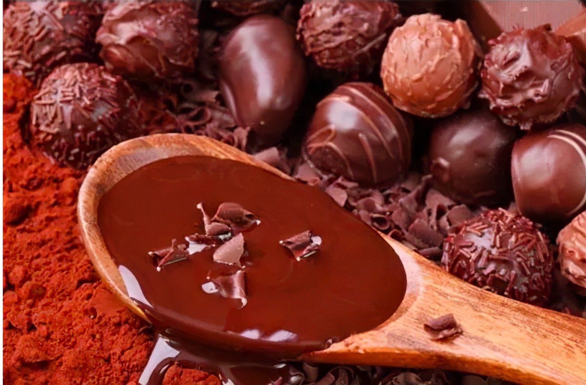 巧克力放久了为什么表面会有白霜,巧克力上的白霜和白毛的鉴别