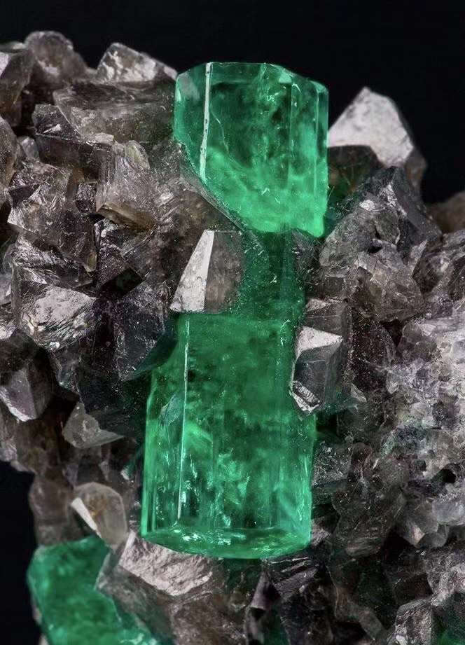 作为地位最崇高的彩色宝石,百万分之一的获得率,赋予了它的高贵