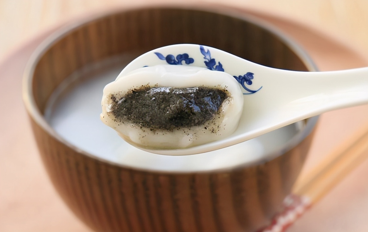 煮汤圆时切记不要直接下锅,煮汤圆要不要盖锅盖