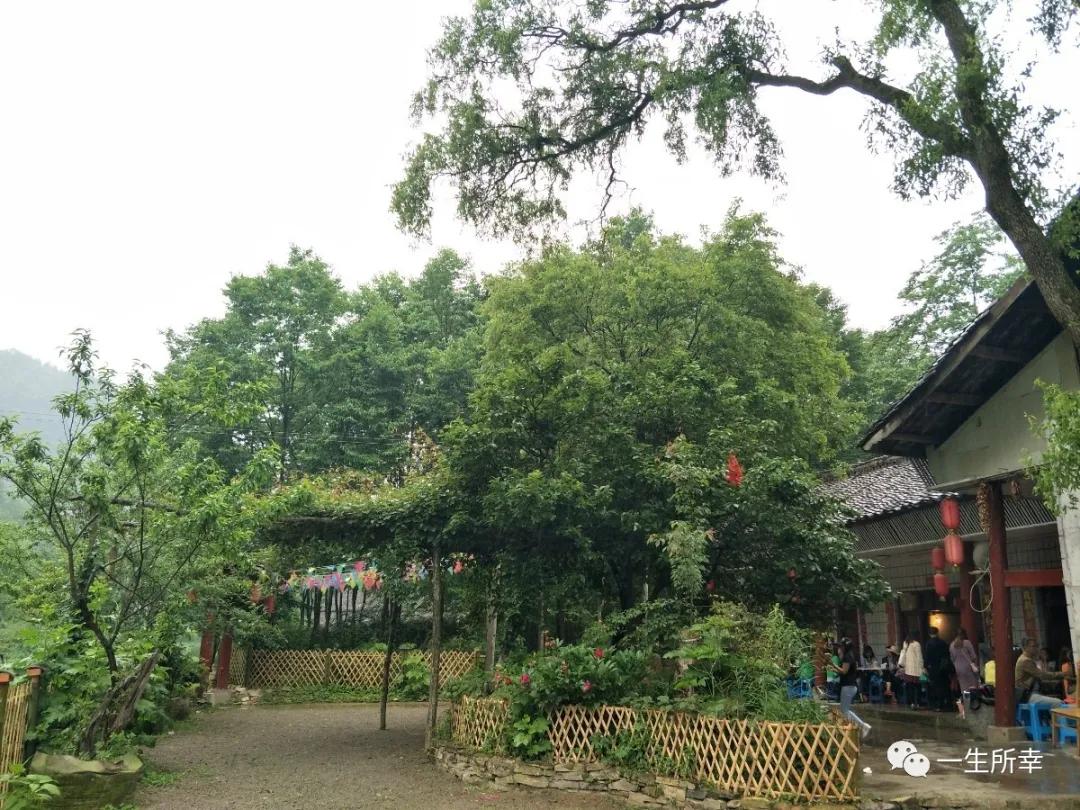 一川碧水,一川碧水一重山