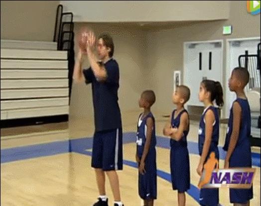 易建联大踏一步起飞双手暴扣,大个子很难防的过人