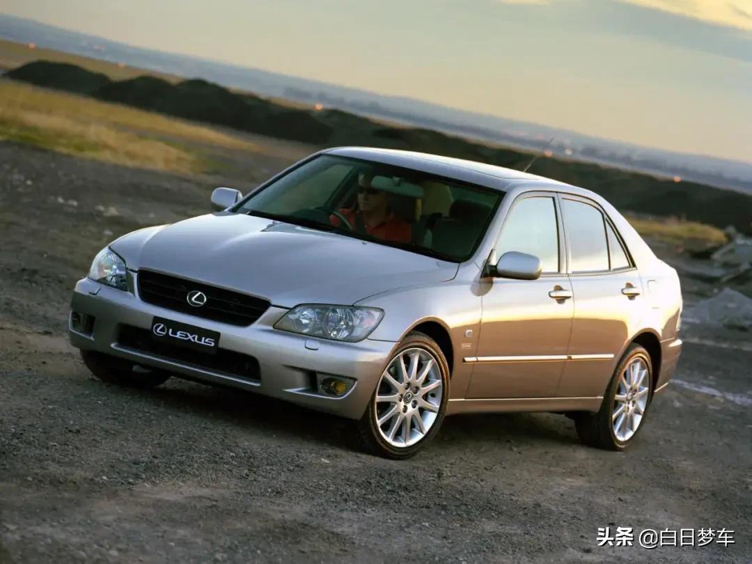 全新一代雷克萨斯is300,2022款雷克萨斯is官图发布