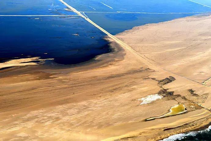 一半是沙漠一半是绿洲,一半沙漠一半海洋