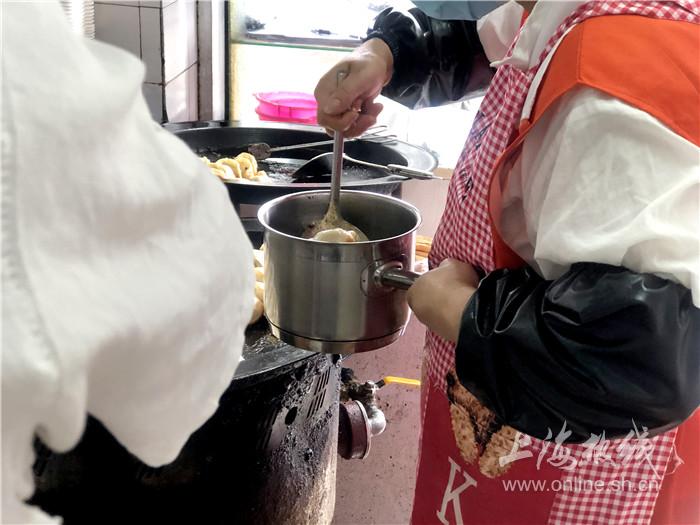 沙富生煎锅贴大王排长队也要吃的锅贴米道好