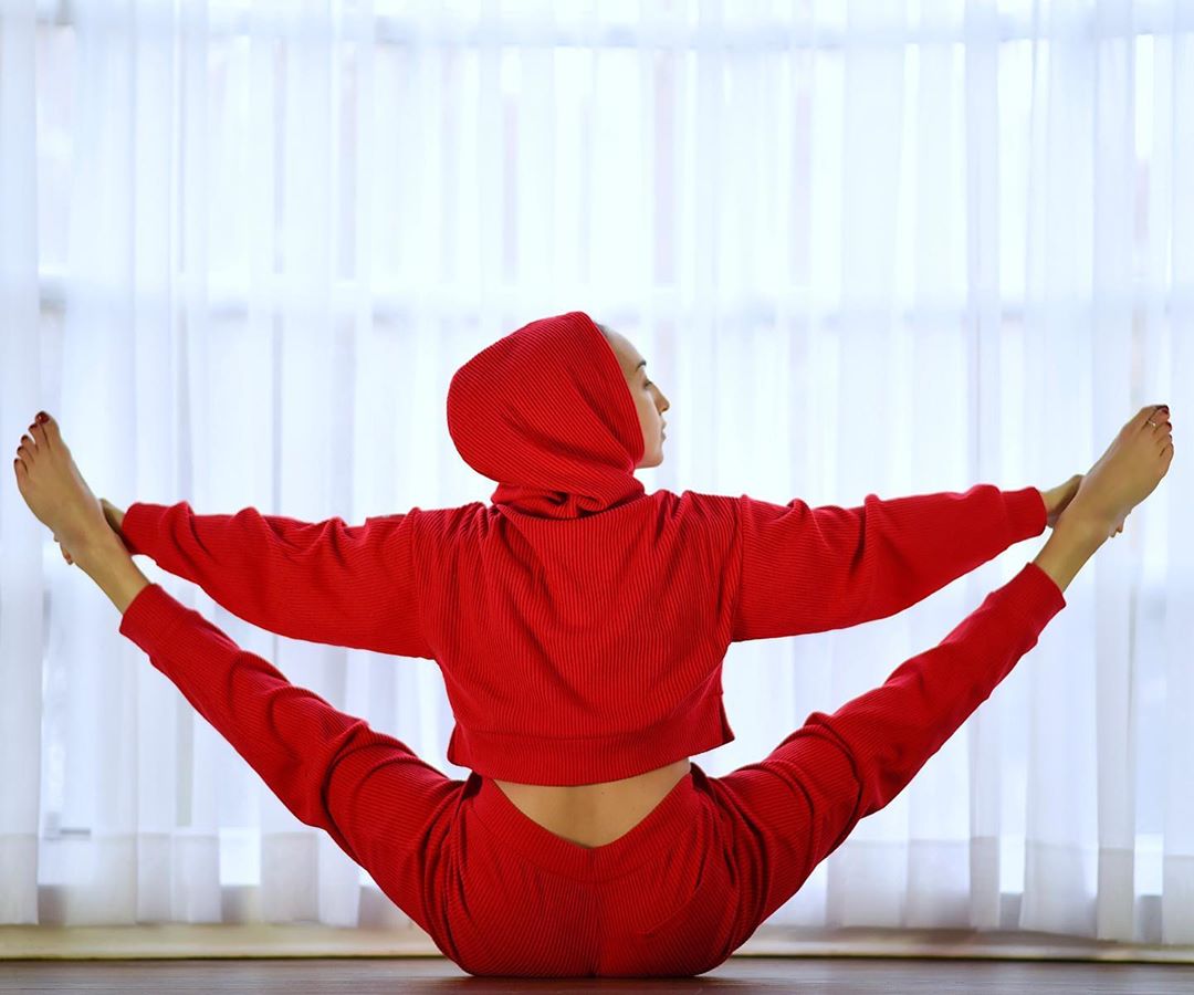 杨幂作为带货女王穿搭都非常赞,杨幂最新穿搭条纹毛衣加黑色纱裙